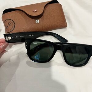 Ray-Ban Black Sunglasses with Brown Case broken arm